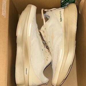 Hylo Athletics Men’s Beige Running Shoes